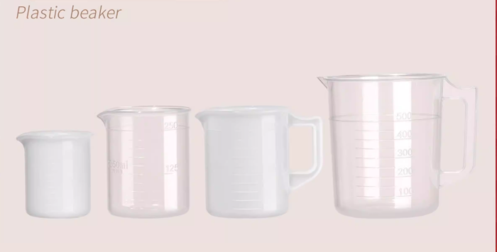 Plastic beakers2